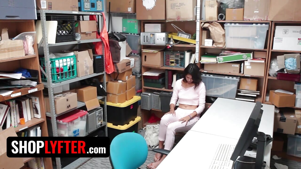 Shoplyfter - Hot Ebony Vixen Kat Arina Gaggs on Officer's Dick to Avoid Troubles with the Law