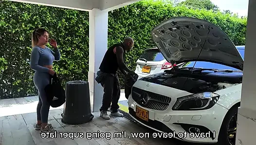 Colombian Woman Cheats on Her Husband with the Mechanic Just Before Leaving for the Gym