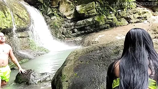 Draußen erwischt! Riesige amateur-zusammenstellung dieser heißen latina zierliche sex in der Öffentlichkeit hat