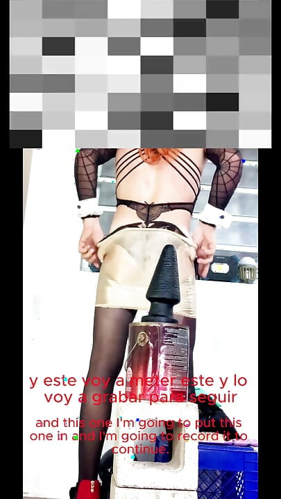 TS Croosdresser 穿着内衣丝袜的娇小人妖美丽屁股骑着巨大的黑色假阳具