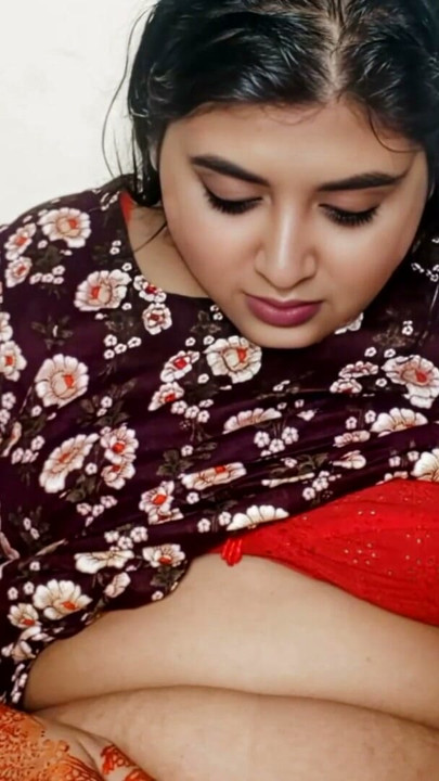 이야기하면서 나디야의 젖을 짜다 - Hot Bangladeshi Couple | Clip 1