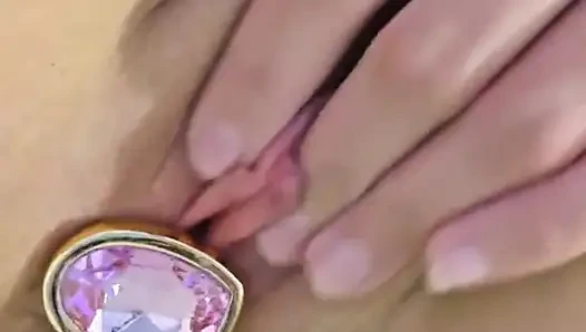 Tante seksi ini lagi asik muasin lubang pantatnya pakai butt plug ke bak mandi...