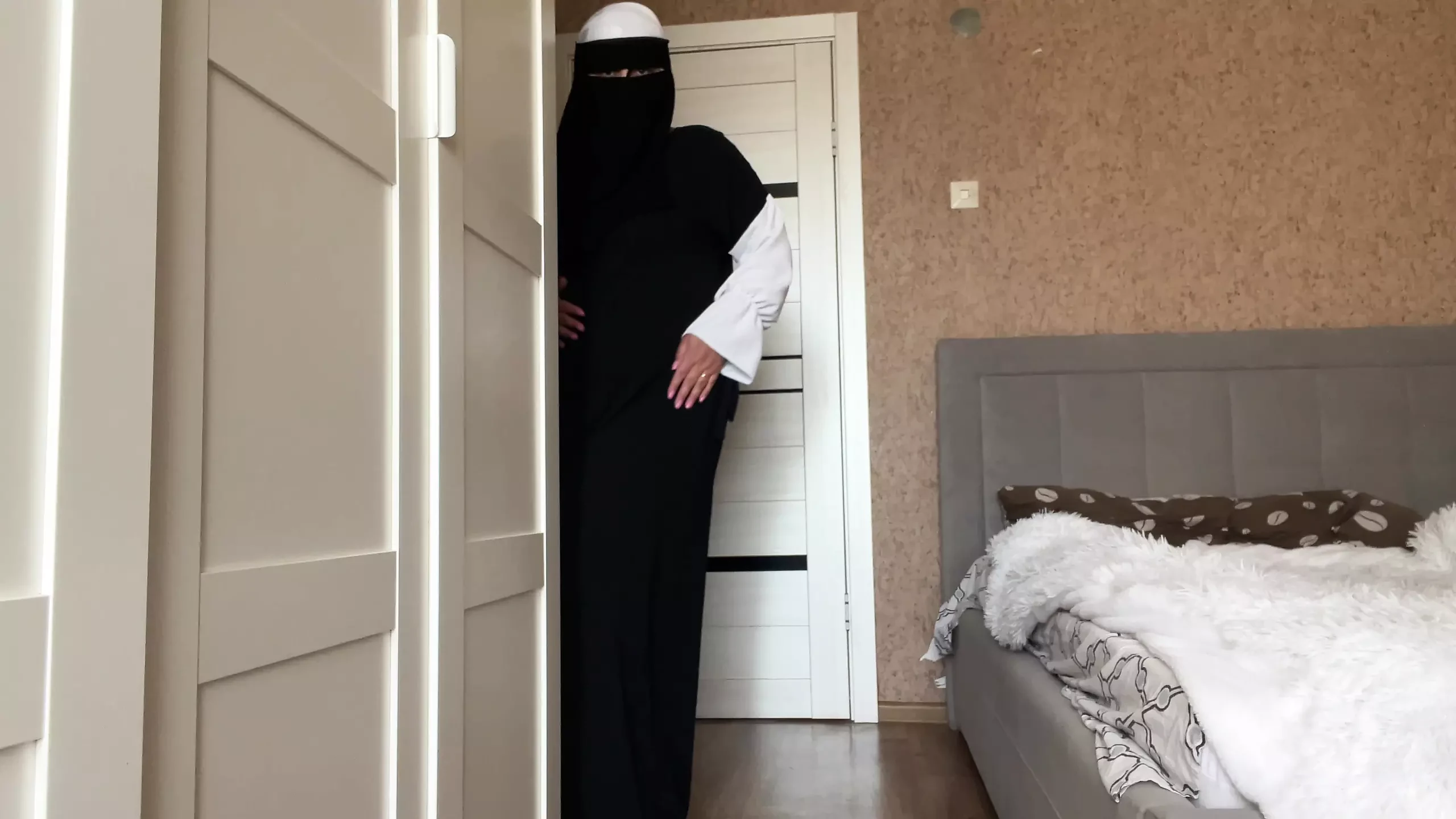 Sexy arabská žena s velkými prsy masturbuje kundičku k orgasmu