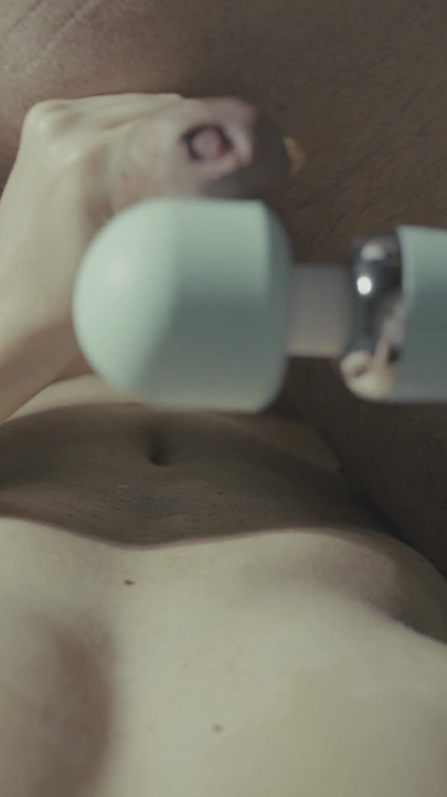 Mai întâi îmi folosesc vibratorul pentru a-l face să ejaculeze încet, apoi, cu sperma lui peste mine, îl folosesc pentru a-mi oferi un orgasm grozav