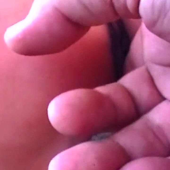 Une MILF brune excitée doigte sa chatte dégoulinante dans une aventure sur la banquette arrière