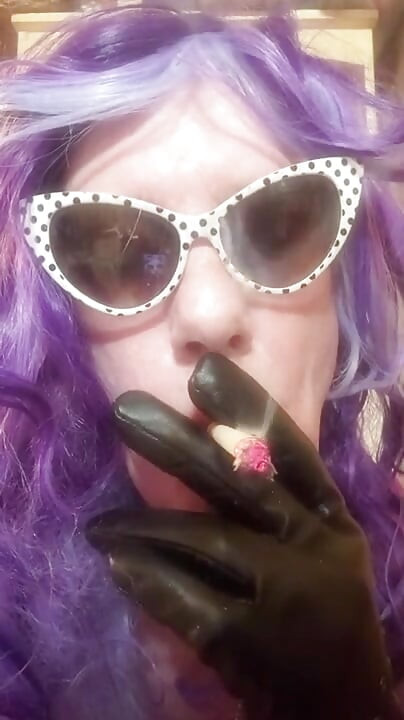 MATURE CD COCK SUCKER SMOKING VS 120 MENTHOLS
