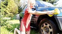 Seksowna trans-dziewczyna mycie samochodu w czerwonej sukience Snoopy. Wet Look, czerwona sukienka