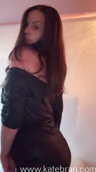 Setiausaha Milf panas striptis menunjukkan buah dada besar