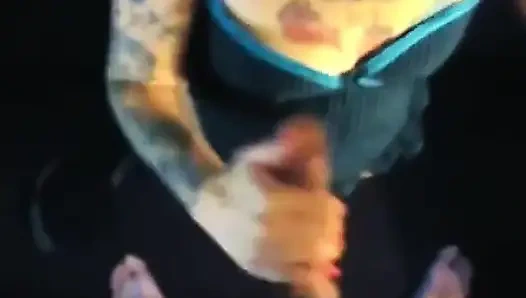 Татуированная щекотка глубоко заглатывает Mike