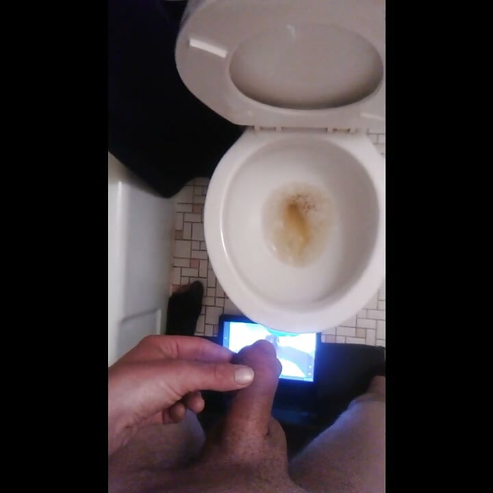 POV, une trans pisse sur elle-même et la caméra ; Double Angles