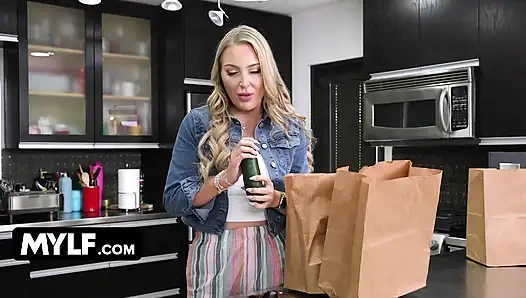 Изголоданная мачеха Harper Hill фантазирует о своем пасыноке, пока она не подействует на него