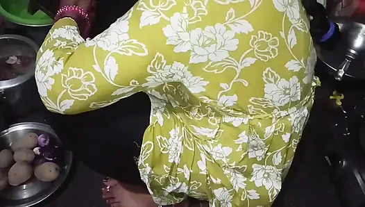 Büyük memeli baldızın yarağını emiyor ve domaltarak götten sikiliyor kovboy kız Hintçe ses kaydı