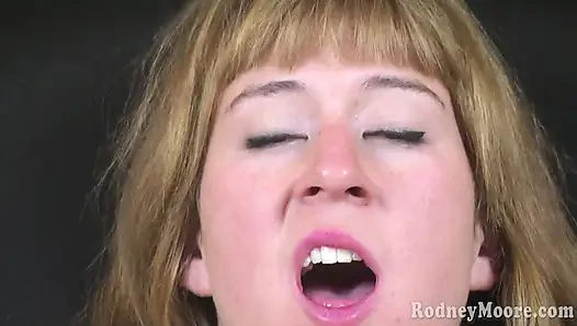 Gadis jembut tebal dengan payudara sempurna dan memek berbulu