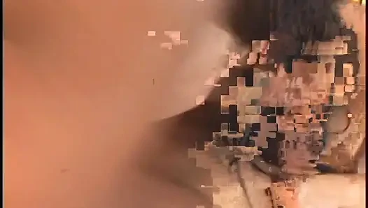 Süre sonu olan birkaç sürtük amcıklarını büyük yarak olmak için sert siktiriyor