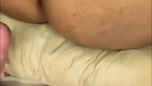 Tapi betapa pelacurnya wanita ini, dia memintanya sendiri untuk anus dan memiliki pantat besar