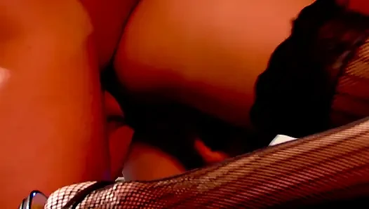 Sarışın hatun Taylor sert sallanan yarağa biniyor
