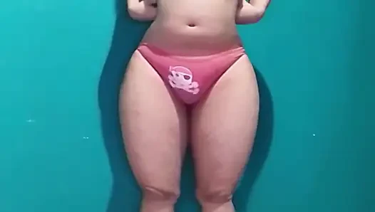 Kadınsı vücutlu ve külotlu büyük götlü kadın kılıklı kadın harika seks yapıyor.