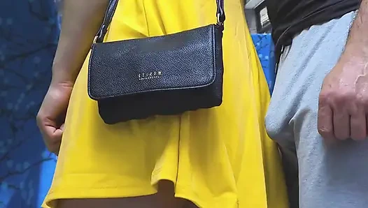 Toplu taşıma araçlarının içinde riskli elle muamele! Edepsiz yabancı kızın elini kullanarak boşalıyor