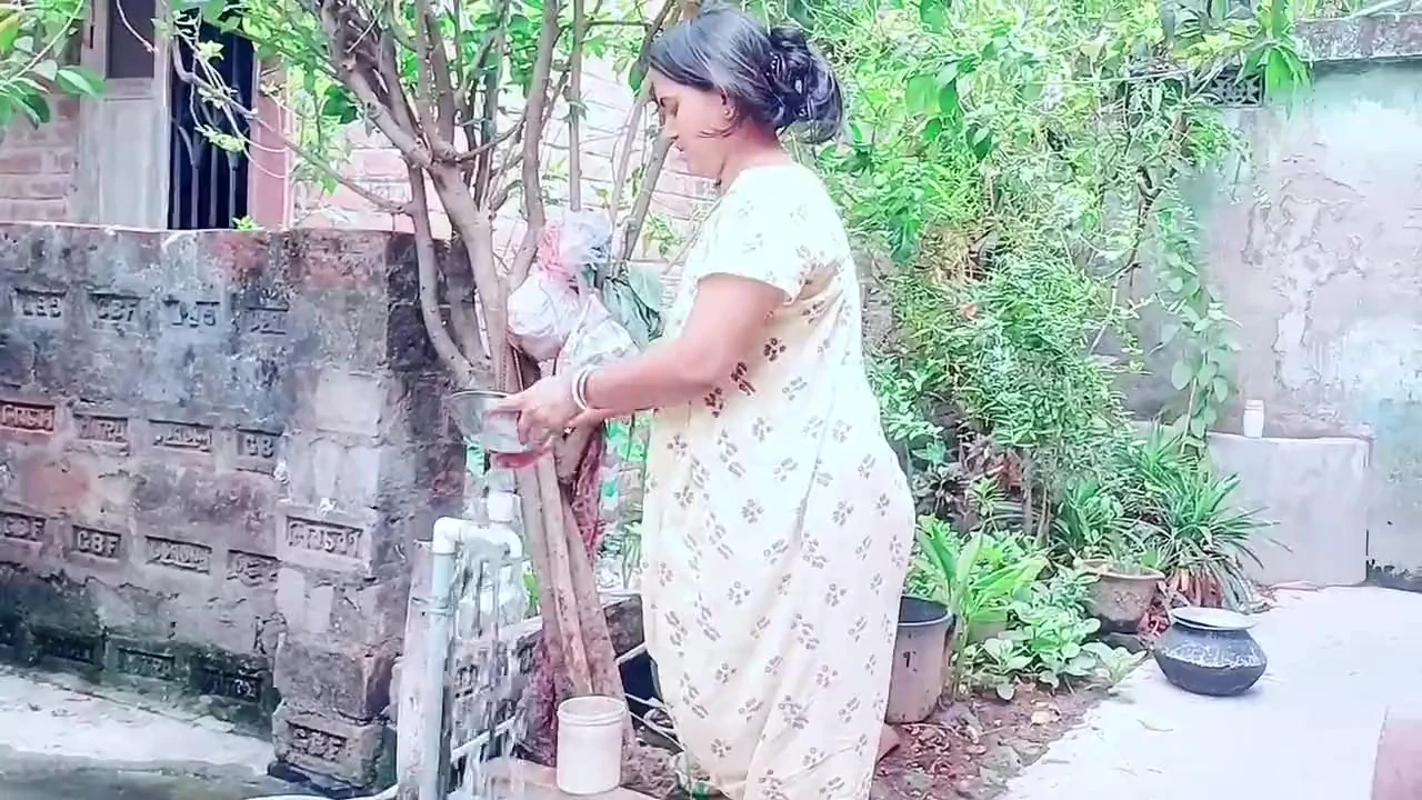 Hintli deshi güzel kolaj kızı neredeyse domaltarak sikişiyor