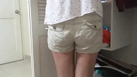 Мачеха отправляется в отпуск на пляж со своим пасыком, чтобы научить его сексу с настоящей женщиной