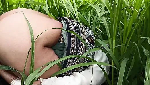 В поле проса моя старшая золовка сосала член, и Мари открыла поле проса и убила задницу моей золовки.