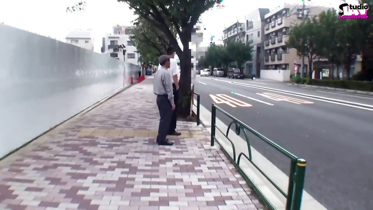 Autobuz aglomerat căldură - o femeie căsătorită observații și tensiunea construiește între ei - Scena2