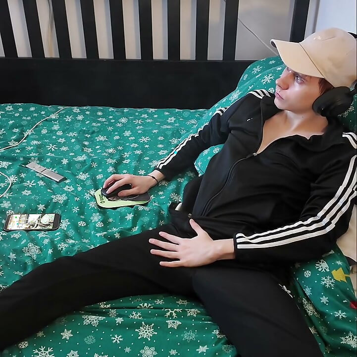 Young twingo jerking off and playing his ass