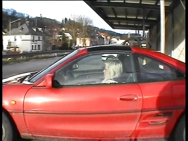 O curvă blondă își arată mințile murdare unui străin