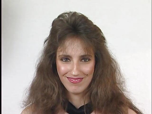 Sundar kale bal vali apni choot ko dildo se bharne men maja leti hai