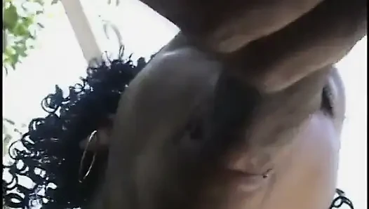Cewek semok kulit hitam ini lagi asik ngentot kontol besar pria kulit hitam sampai wajahnya dicrot