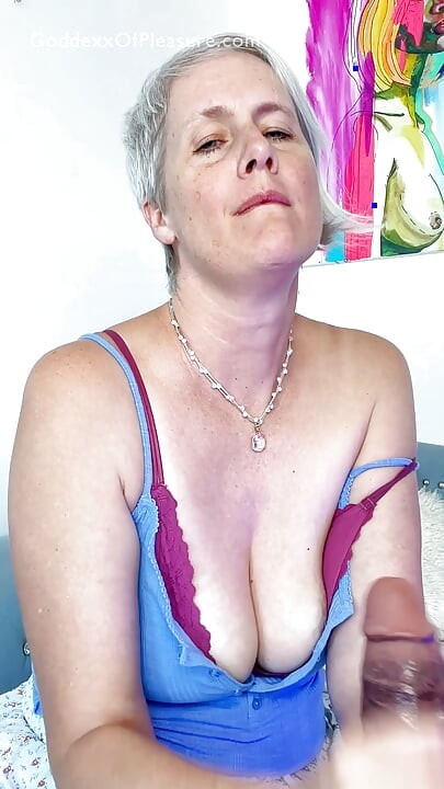 La mamá del mejor amigo me califica la polla y me dio instrucciones de paja