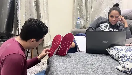 Kiffa spor ayakkabılarını yalarken ayak kölesini görmezden geliyor