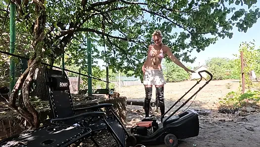 Ngocok di mesin pemotong rumput platform seksi sampai muncrat di dalam mobil