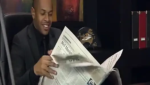 Sarışın sürtükler ırklararası sikişmeyi seviyor büyük siyah yarakla sikiliyor