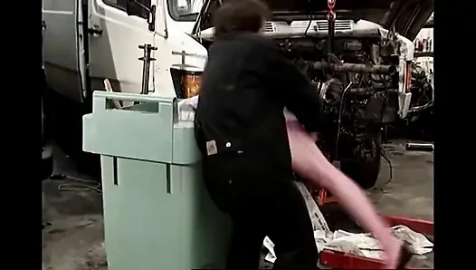 Versaute garage! Faust, pisse, einlaufmechaniker!