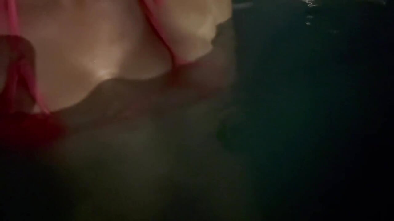 Artemisia Love Micro Bikini sexy în jacuzzi noaptea târziu