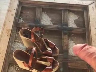 Sborra sui sandali con i tacchi alti dei vicini