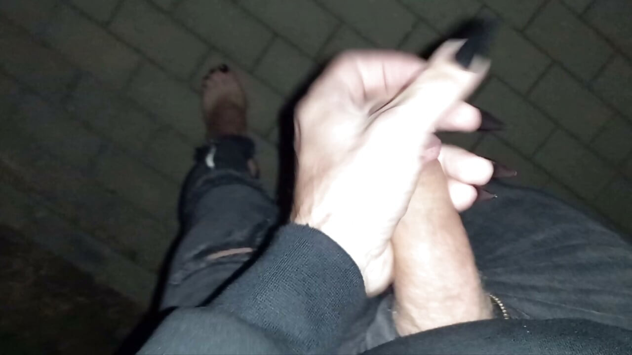 αρμέγω το πούτσο μου στον δρόμο