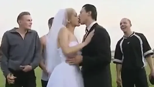 La mariée baise en public après le mariage