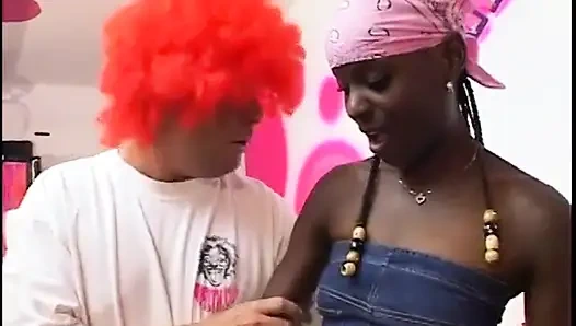 Sıska zenci kız arkadan sikilmek için domalıyor