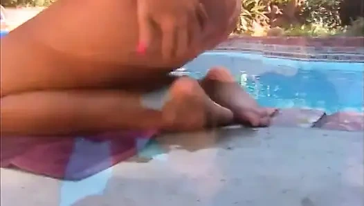 Vivacious брюнетка получает сперму на ее натуральные сиськи после сессии сосания хуя на улице