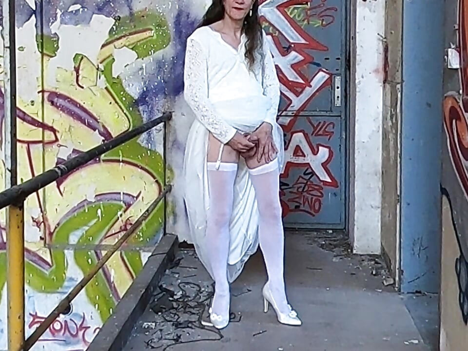 Noiva tirando a roupa