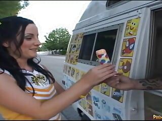 Милашка Melissa занимается публичным сексом в фургоне