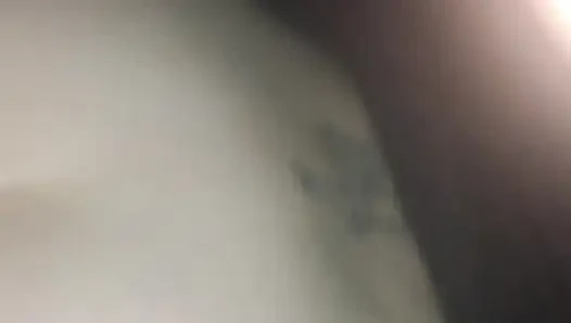 Karımı arabada sikiyorum