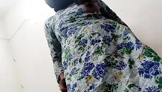 Hintli hizmetçi sahibesinin kıyafetlerini giyiyor ama özür dilemek için sahibiyle anal seks yapıyor