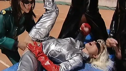 Anales vierer auf dem tennisplatz mit atemberaubenden deutschen puppen gefistet