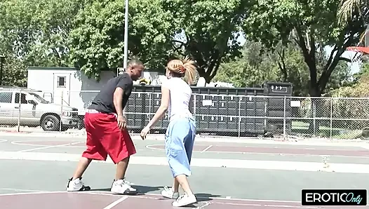 Nackt bereit und offen wartet sie auf ihn