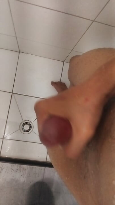 Sensual provocação no chuveiro - grande pau duro girando e acariciando