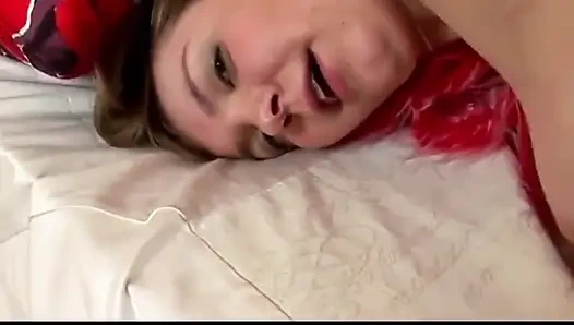 Natürliche mädchen mit dicken möpsen, muschi fickt großen schwanz, lutscht