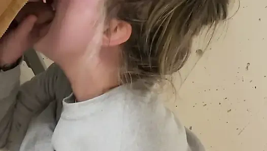 Istri nakal ini diam-diam menyeluruh untuk ngentot di gedung terbuka